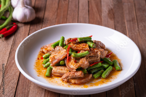 Stir fried pork belly and red curry paste with sting bean