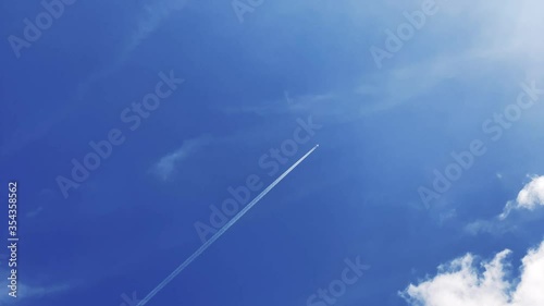 青空に伸びる飛行機雲
