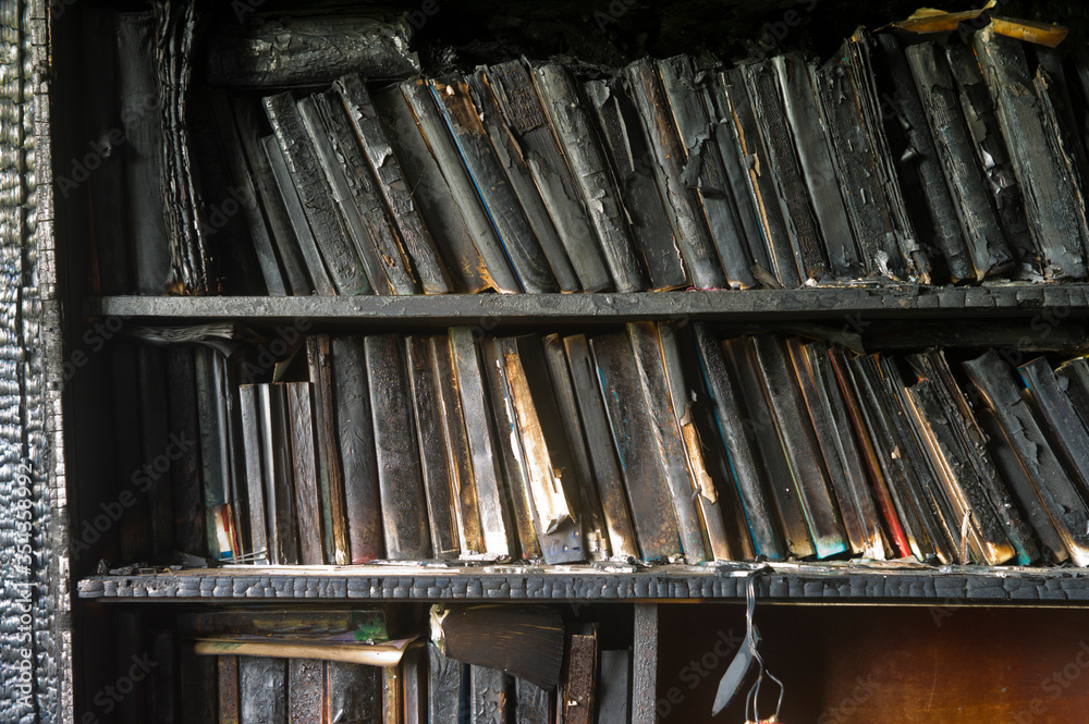 Obraz premium bookcase damaged after fire
