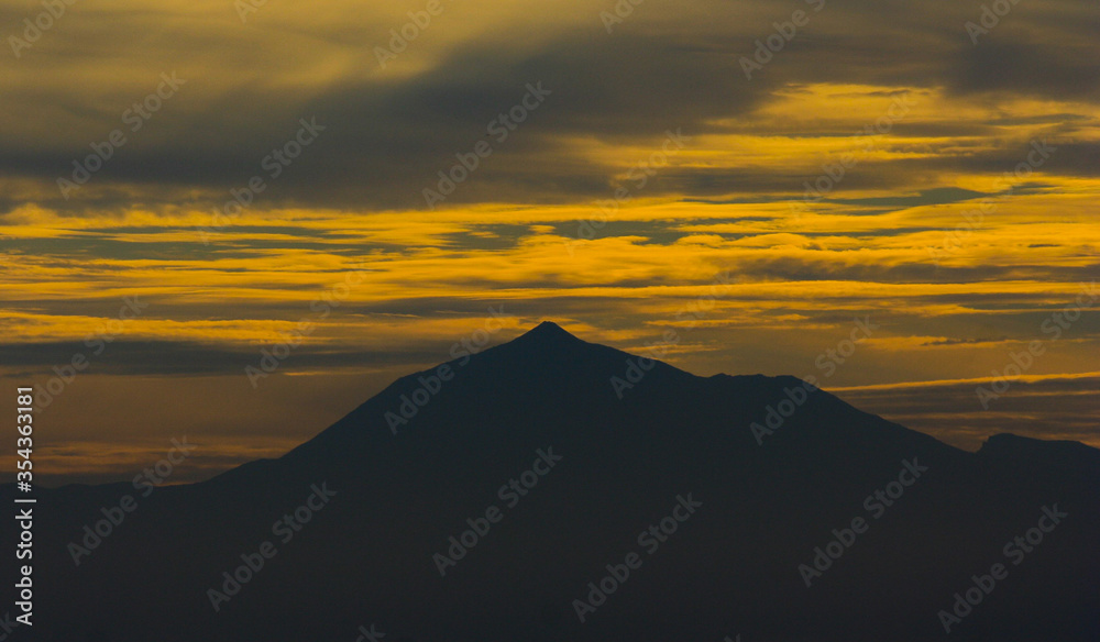 Vistas desde La Palma, al pico Teide al amanecer