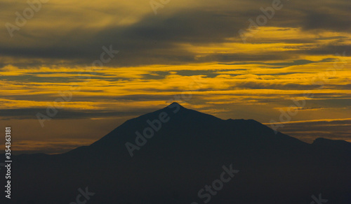 Vistas desde La Palma  al pico Teide al amanecer