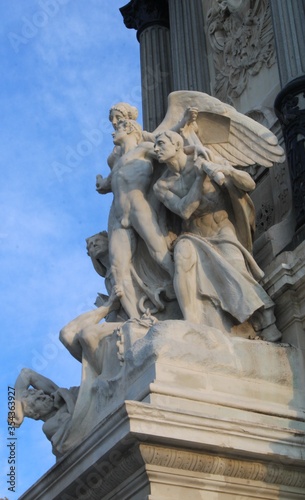 Estatuas aladas en el monumento al rey Alfonso XII en el parque del Retiro de Madrid