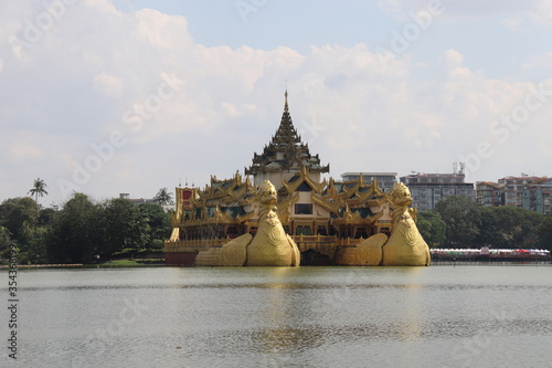 Palais Karaweik sur le lac Kandawgyi à Yangon, Myanmar photo