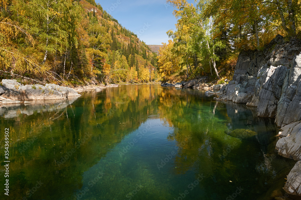 Kumir River flowing through the autumn Altai Mountains.