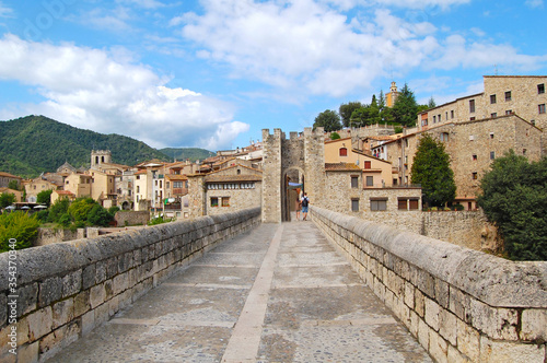 Ciudad medieval de Besalú en Gerona Cataluña España
