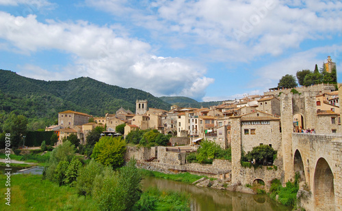 Ciudad medieval de Besal   en Gerona Catalu  a Espa  a  