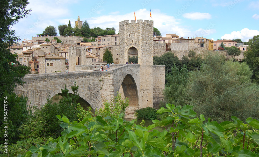 Ciudad medieval de Besalú en Gerona Cataluña España

