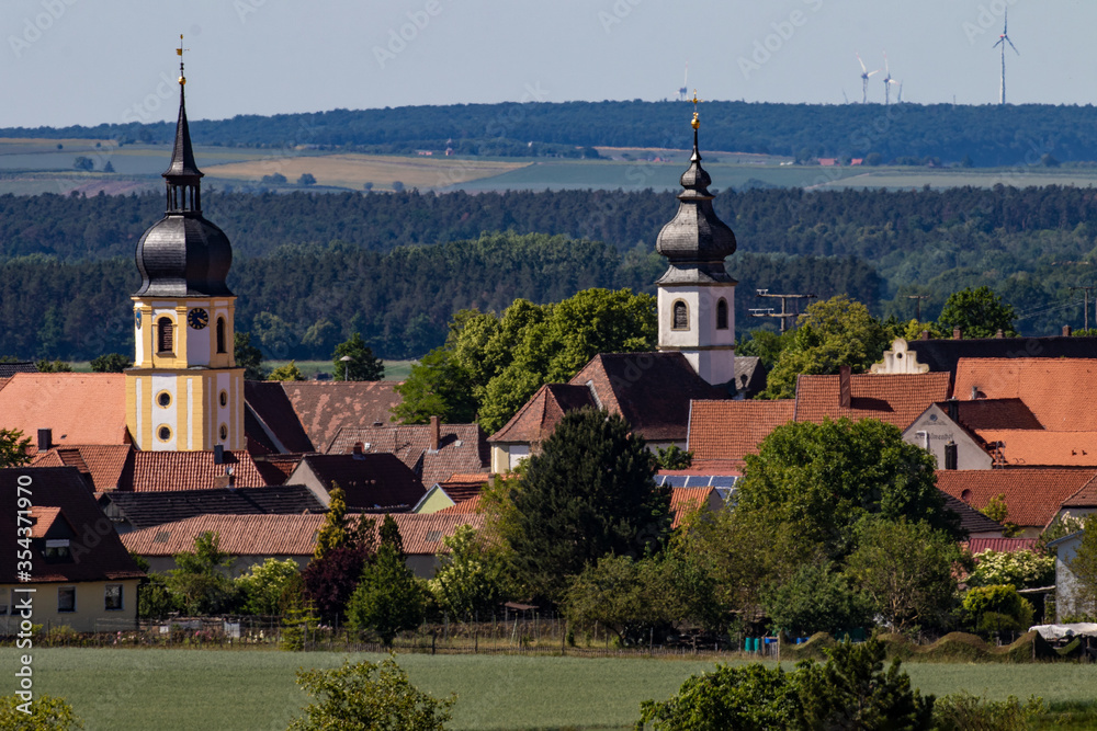 Ansicht auf das fränkische Weindorf Rödelsee mit seinen zwei Kirchen
