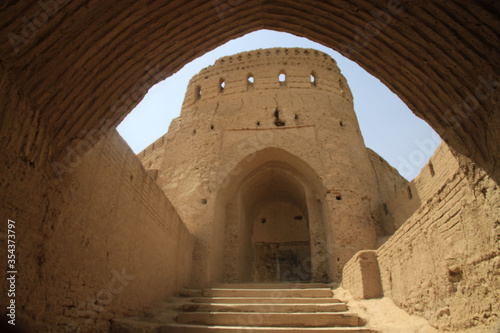 zabytkowe opuszczone miasto z gliny Kharanaq w iranie photo