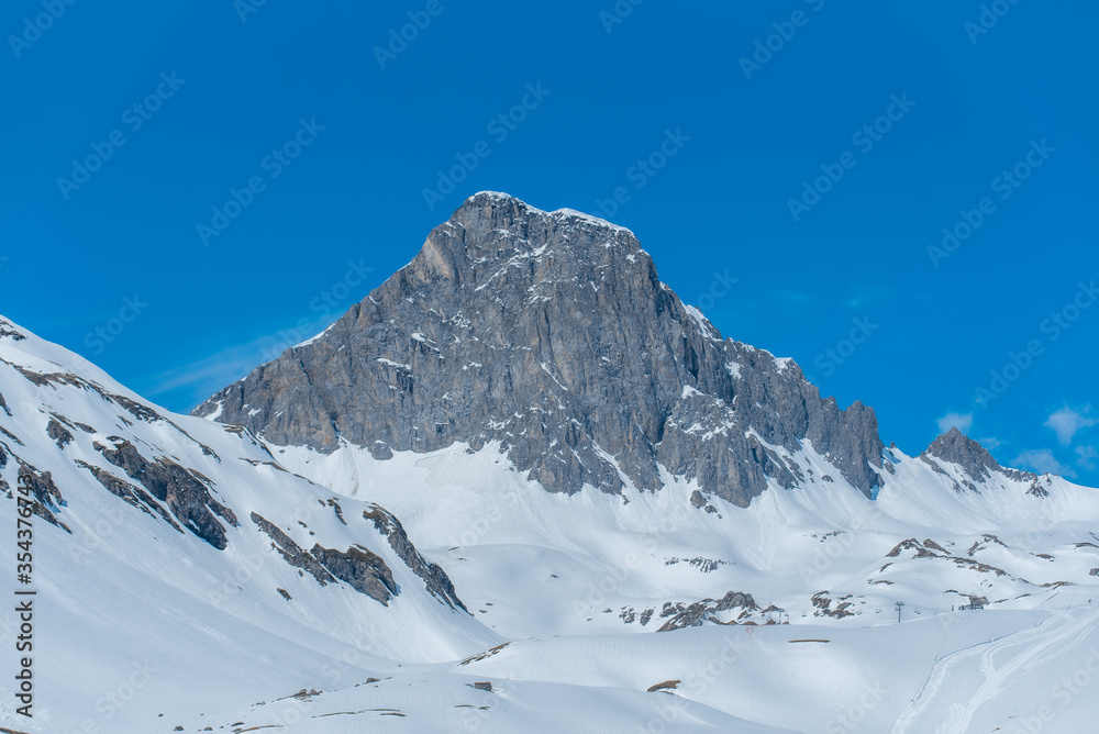 Montagne enneigé en station de ski