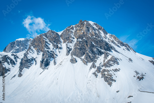 Montagne enneigé en station de ski