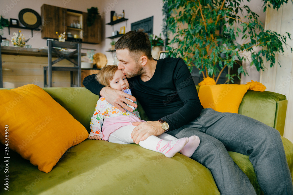 Obraz premium Beautiful caucasian man plays with little daughter