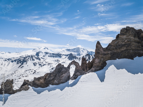Montagne enneigée aiguille percée à Tignes en Savoie depuis un drone