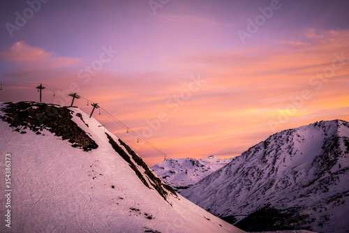 Montagne enneigée à Tignes au lever du soleil