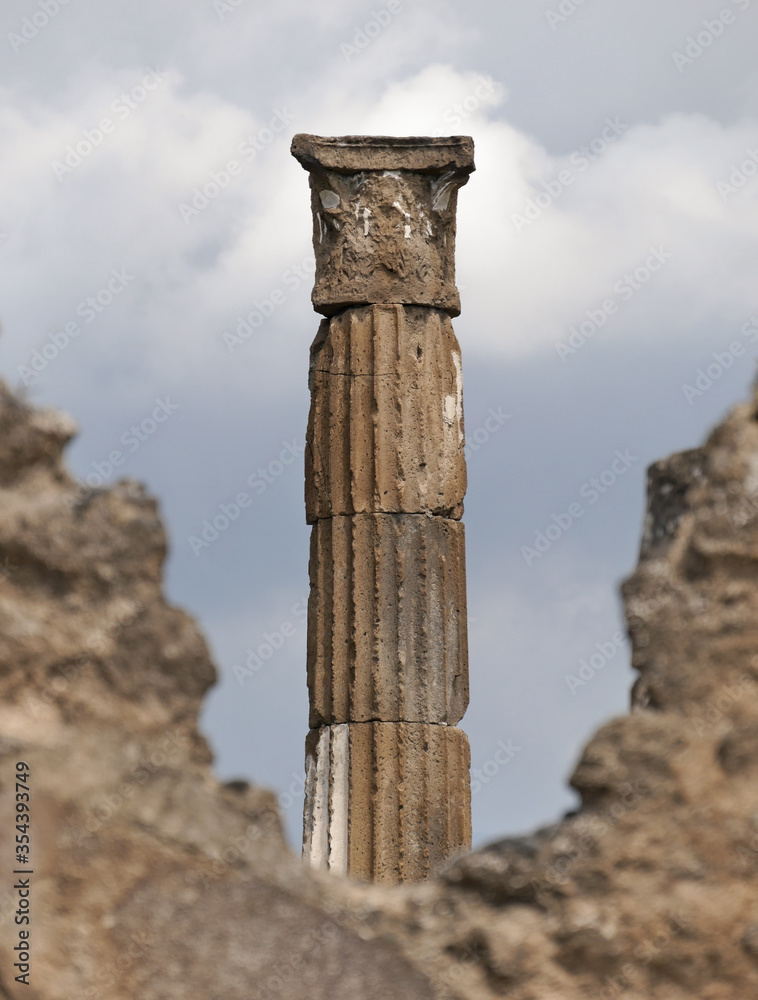 Columna de mármol en las ruinas de Pompeya, Nápoles, Italia