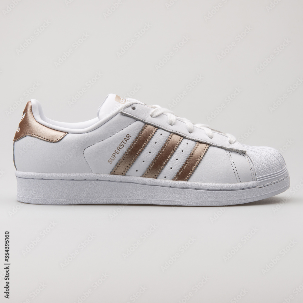 étnico lobo Y equipo VIENNA, AUSTRIA - AUGUST 29, 2017: Adidas Superstar white and copper  sneaker on white background. Stock Photo | Adobe Stock