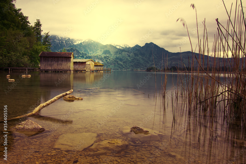 Fototapeta premium Wasserhäuser am Kochelsee