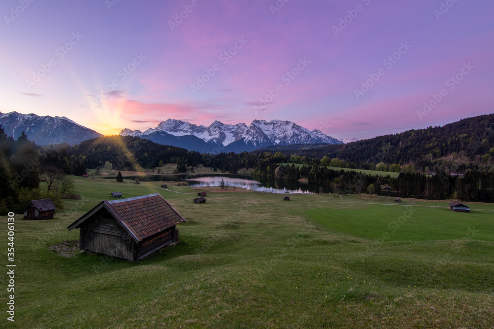Geroldsee in Bayern zum Sonnenaufgang mit Alpenglühen