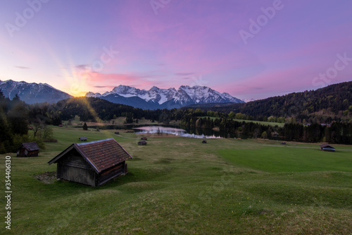 Geroldsee in Bayern zum Sonnenaufgang mit Alpenglühen