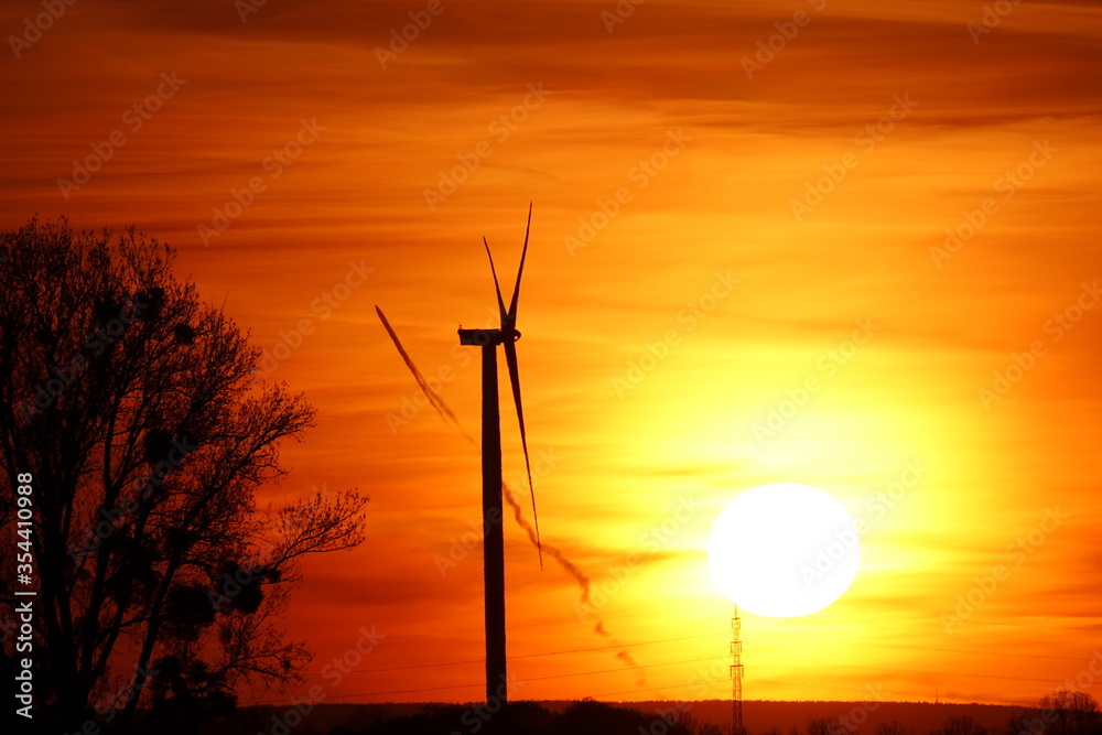 Obraz premium Sonnenuntergang, Windkraftanlagen und roter Himmel