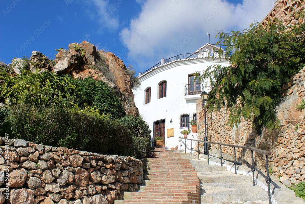 Calle pintoresca del pueblo de Frigiliana (Málaga, España)