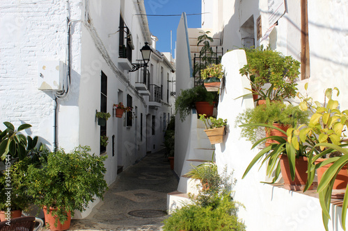 Pintorescas y estrechas calles del pueblo de Frigiliana (Málaga). Declarado uno de los más bonitos de España © jimenezar