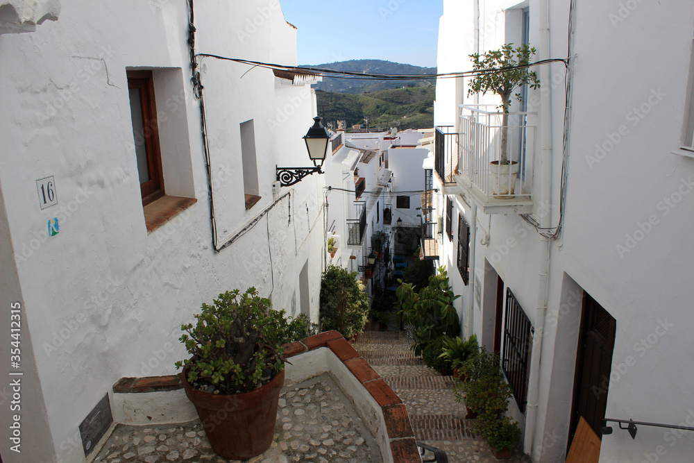 Naklejka premium Pintorescas y estrechas calles del pueblo de Frigiliana (Málaga). Declarado uno de los más bonitos de España