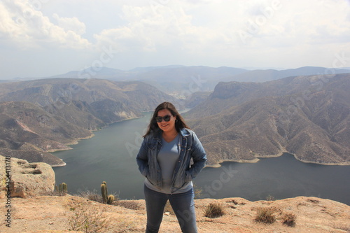Mujer bonita tomando selfie con paisaje de la presa Zimapán en Hidalgo México photo