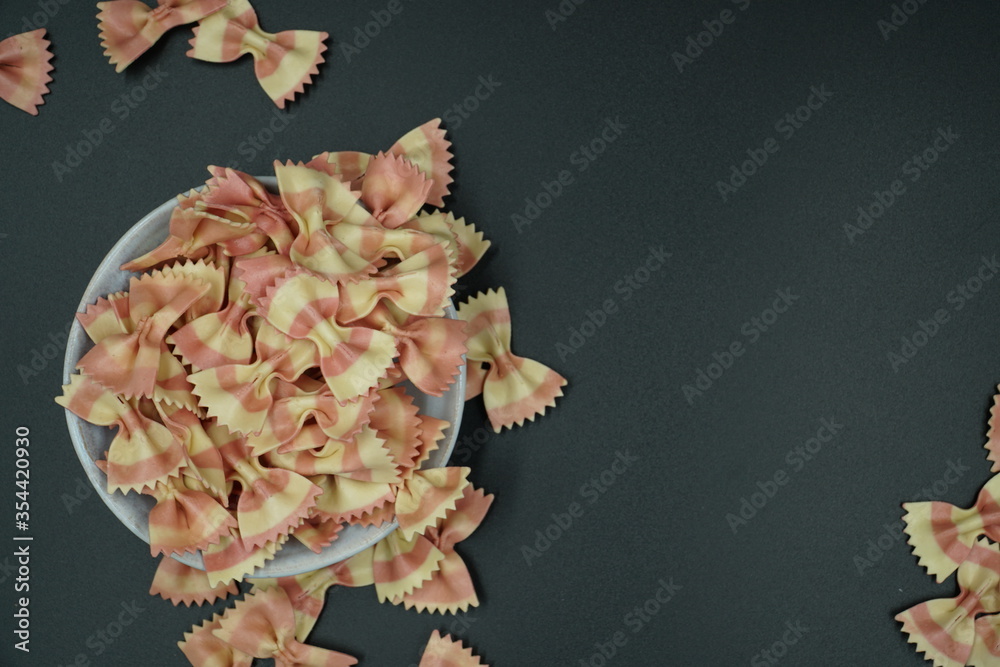 Pasta tricolor farfale en un bol italia slow food Pasta tricolor farfale en un bol italia slow food