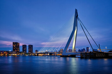 Fototapete Erasmusbrücke Skyline Rotterdam mit Erasmusbrücke nachts  © Dmitry Rukhlenko