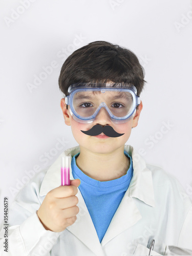 niño con disfraz de científico con bata blanca, gafas de protección, tubo  de ensayo y bigote, buscando tratamiento para el coronavirus Stock Photo |  Adobe Stock