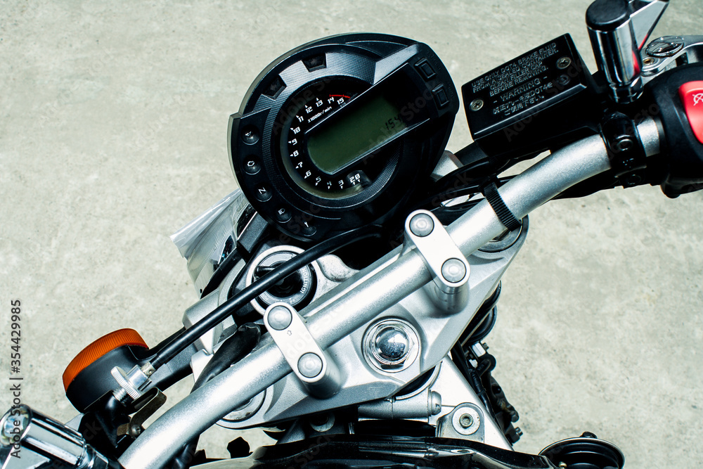 Combined electronic speedometer and dial tachometer on the steering