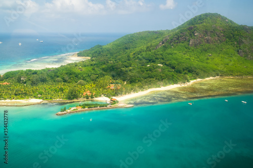 Widok z lotu ptaka na tropikalną wyspę Mahe i piękne laguny