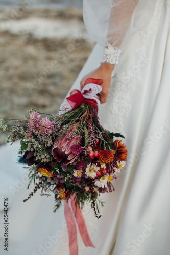 Obraz na płótnie bouquet in the hands of the nice bride w salonie