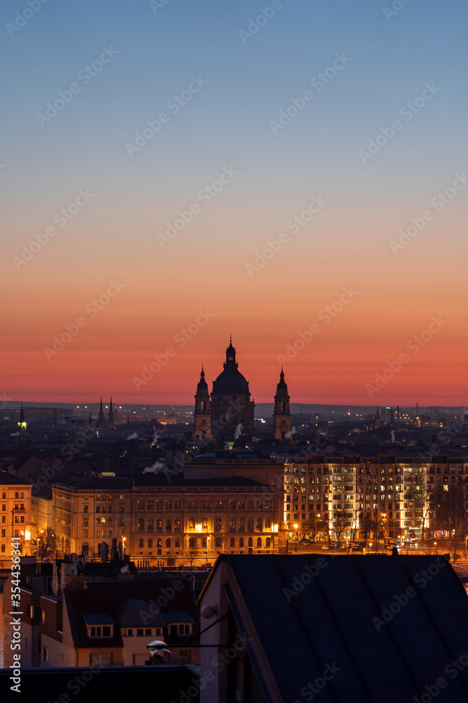 Naklejka premium Budapest skyline of St. Stephen's Basilica before sunrise
