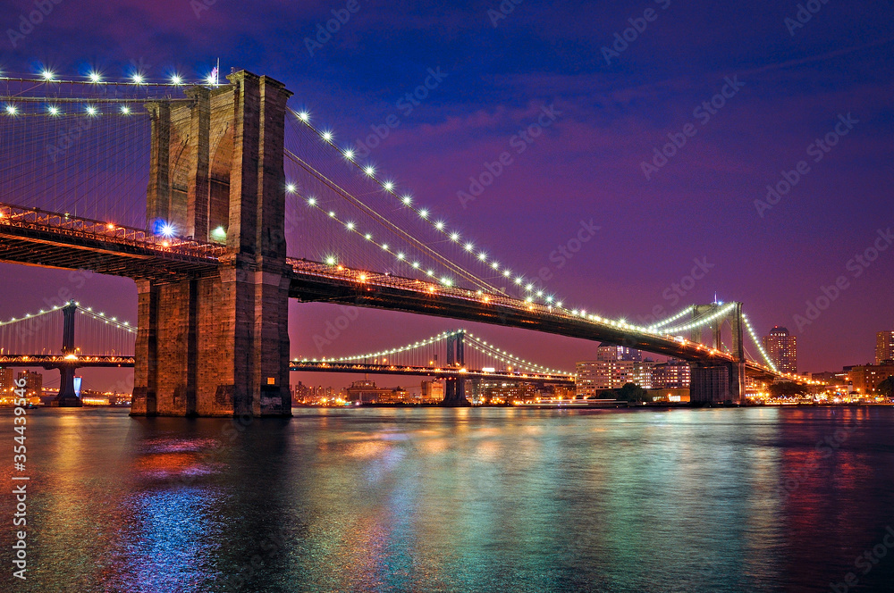 Obraz premium Brooklyn bridge by night - New York city