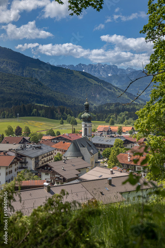 Reit im Winkl Dorf mit Kirche und Kaiser Gebirge, Reise Bayern
