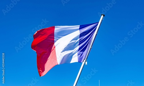 Frankreich Flagge unter blauen Himmel