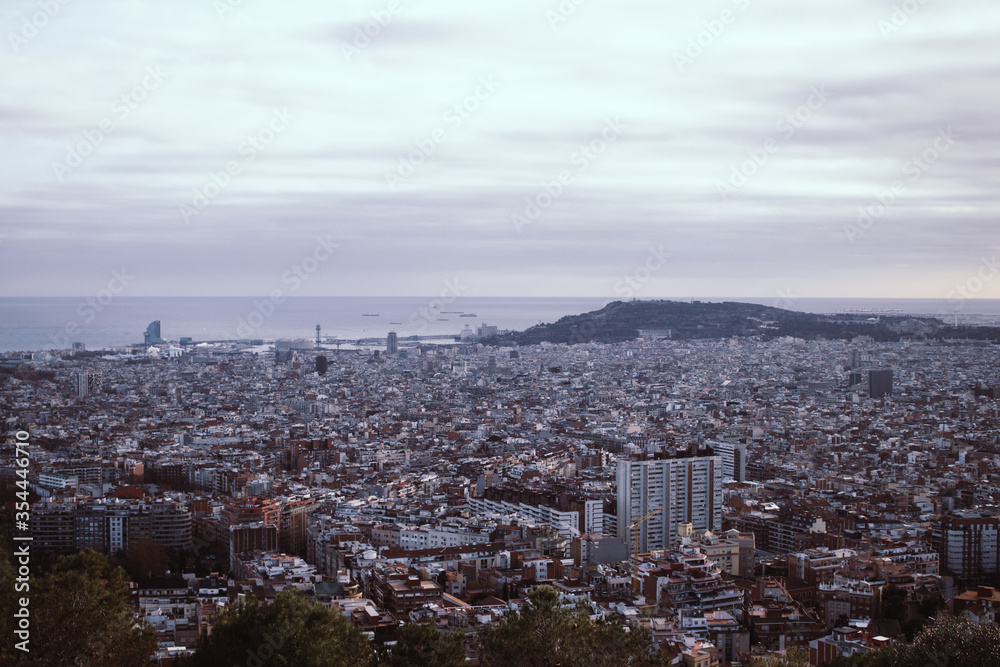 La ciudad de Barcelona vista desde los Búnkers, en el Turó de la Rovira. 