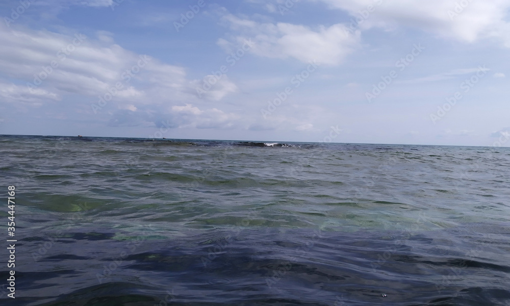 Obraz premium Море штормит на берегу песчаного пляжа Феодосии у эллинов на черноморской набережной 