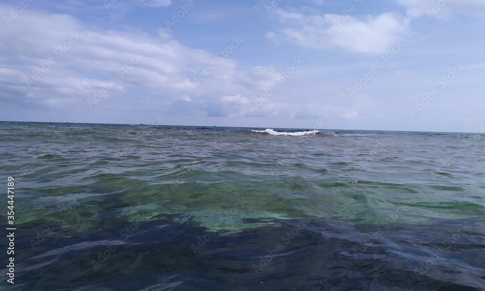 Obraz premium Море штормит на берегу песчаного пляжа Феодосии у эллинов на черноморской набережной