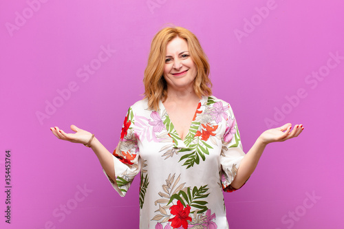 Fotografie middle age woman feeling clueless and confused, not sure which choice or option