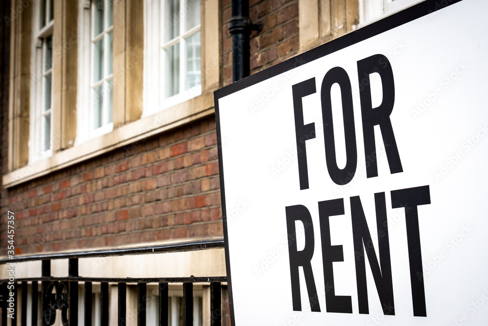 Obraz premium 'For Rent' sign outside city building 