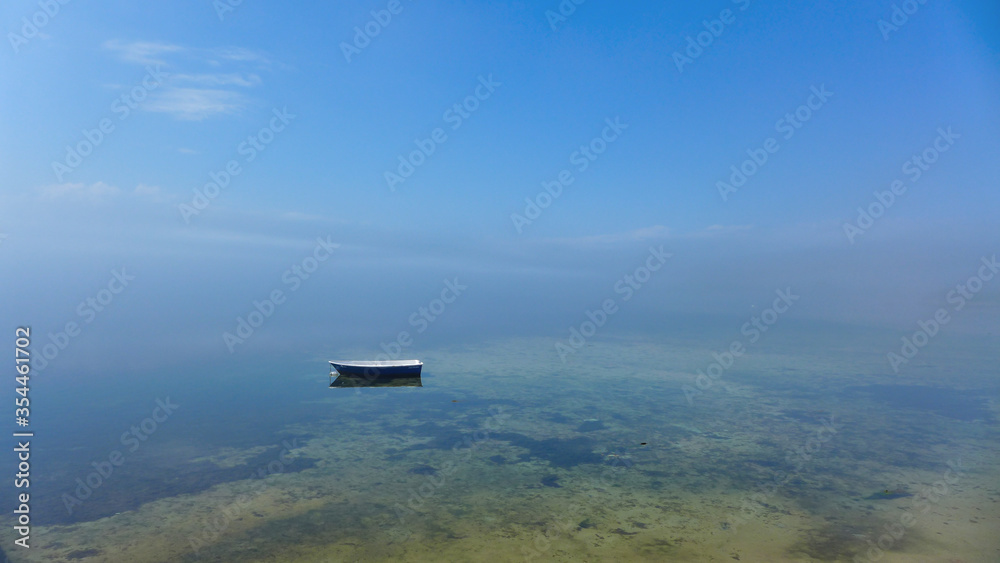 Obraz premium alone boat