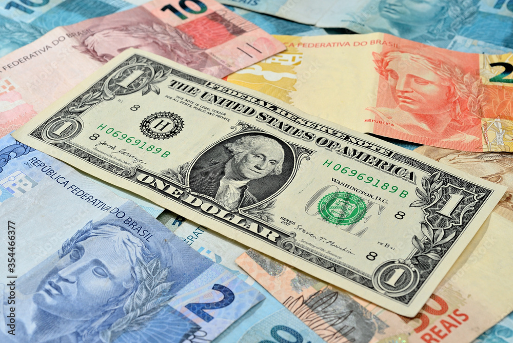 Nota de 1 dólar junto com reais brasileiros de diversos valores Nota de 1 dólar junto com reais brasileiros de diversos valores