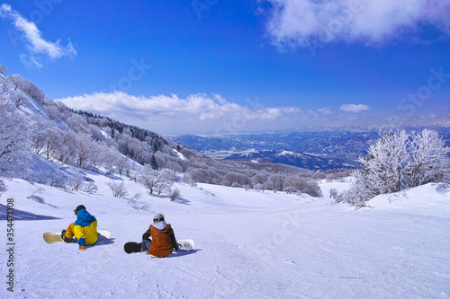 真冬のゲレンデの滑走前、休憩中のスノーボーダー達