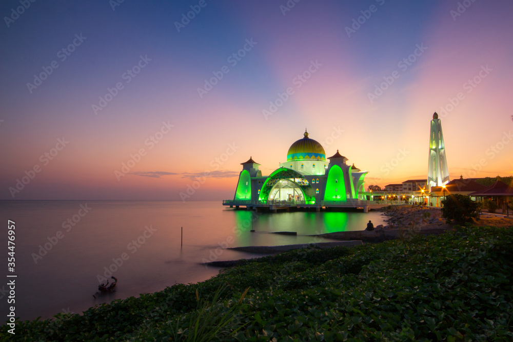 Obraz premium Beautiful Straits Mosque of Malacca during sunset.