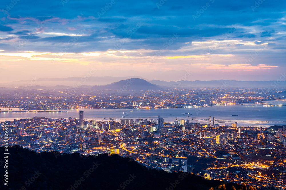 Obraz premium George Town City view from Penang Hill during dawn