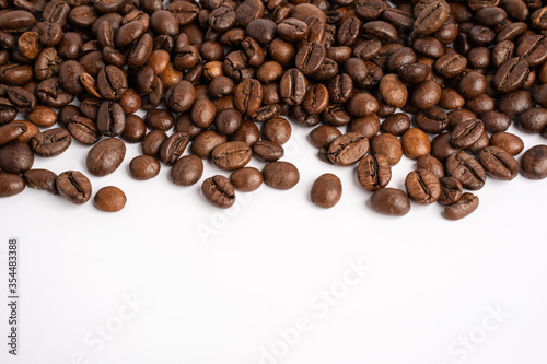  Many coffee beans are lined up. Top and bottom of the image. Coffee beans