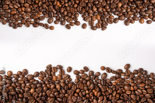 
Many coffee beans are lined up. Top and bottom of the image. Coffee beans